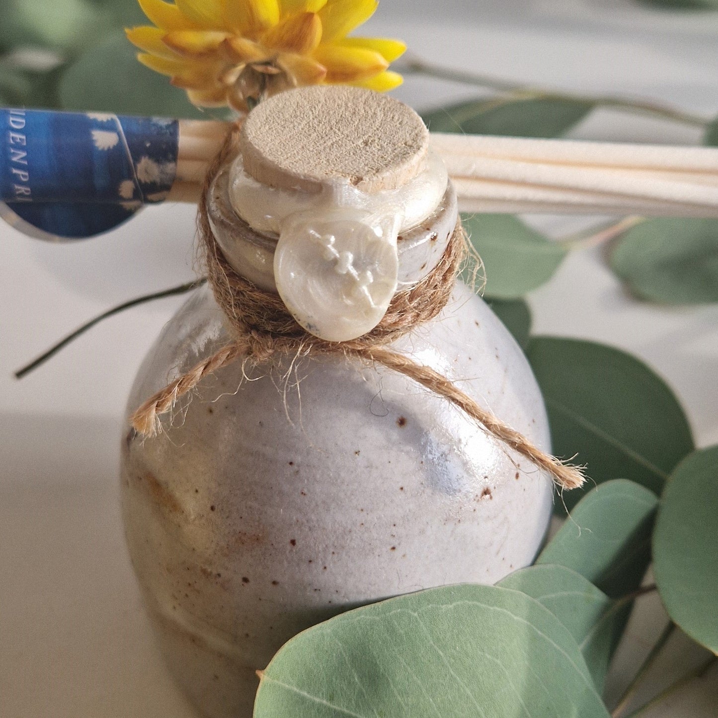 Handgedraaide, kleurrijke kruikjes gevuld met etherische oliën: fresh Rozemarijn - Kruidenprint