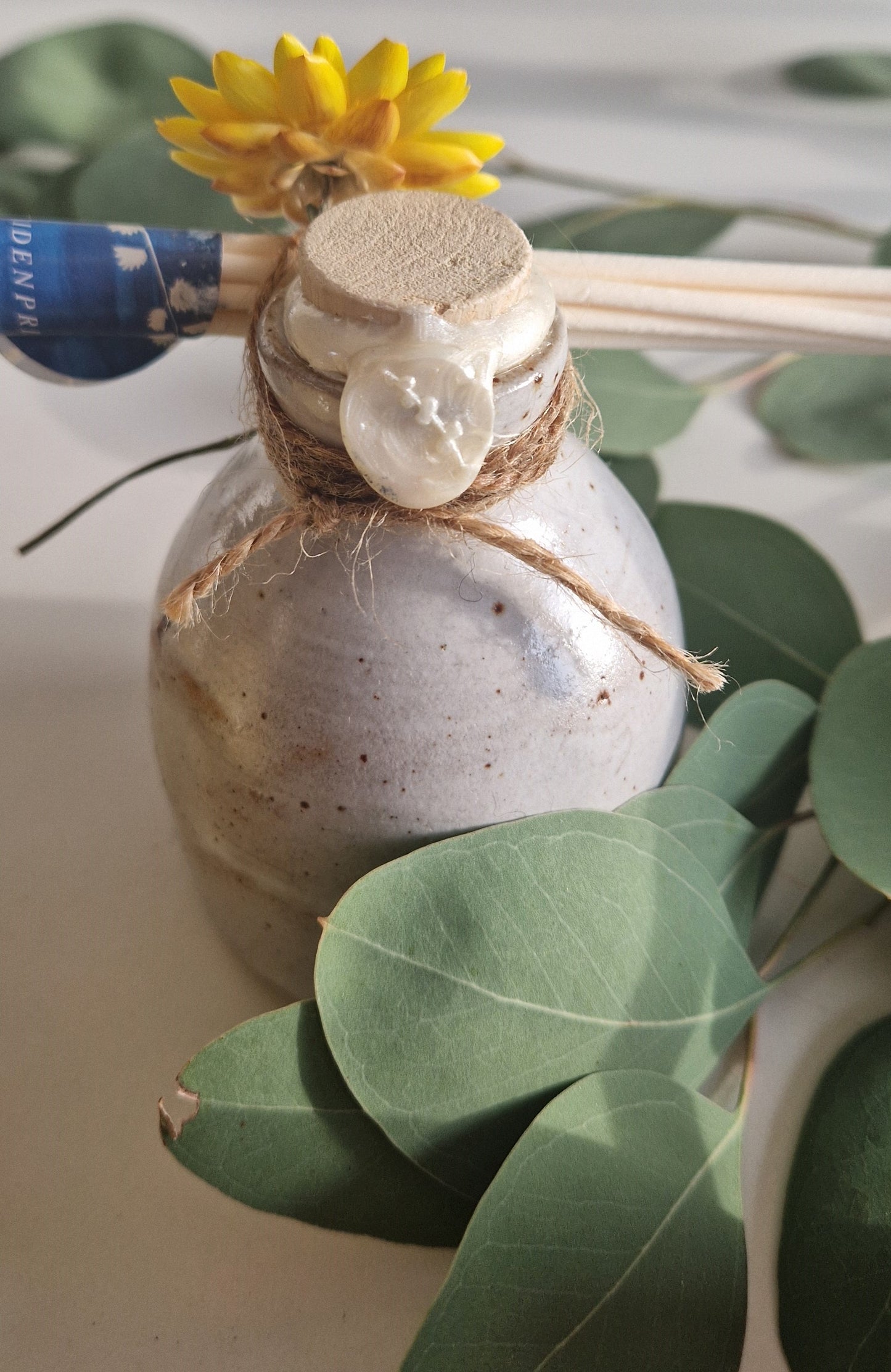 Handgedraaide, kleurrijke kruikjes gevuld met etherische oliën: fresh Rozemarijn