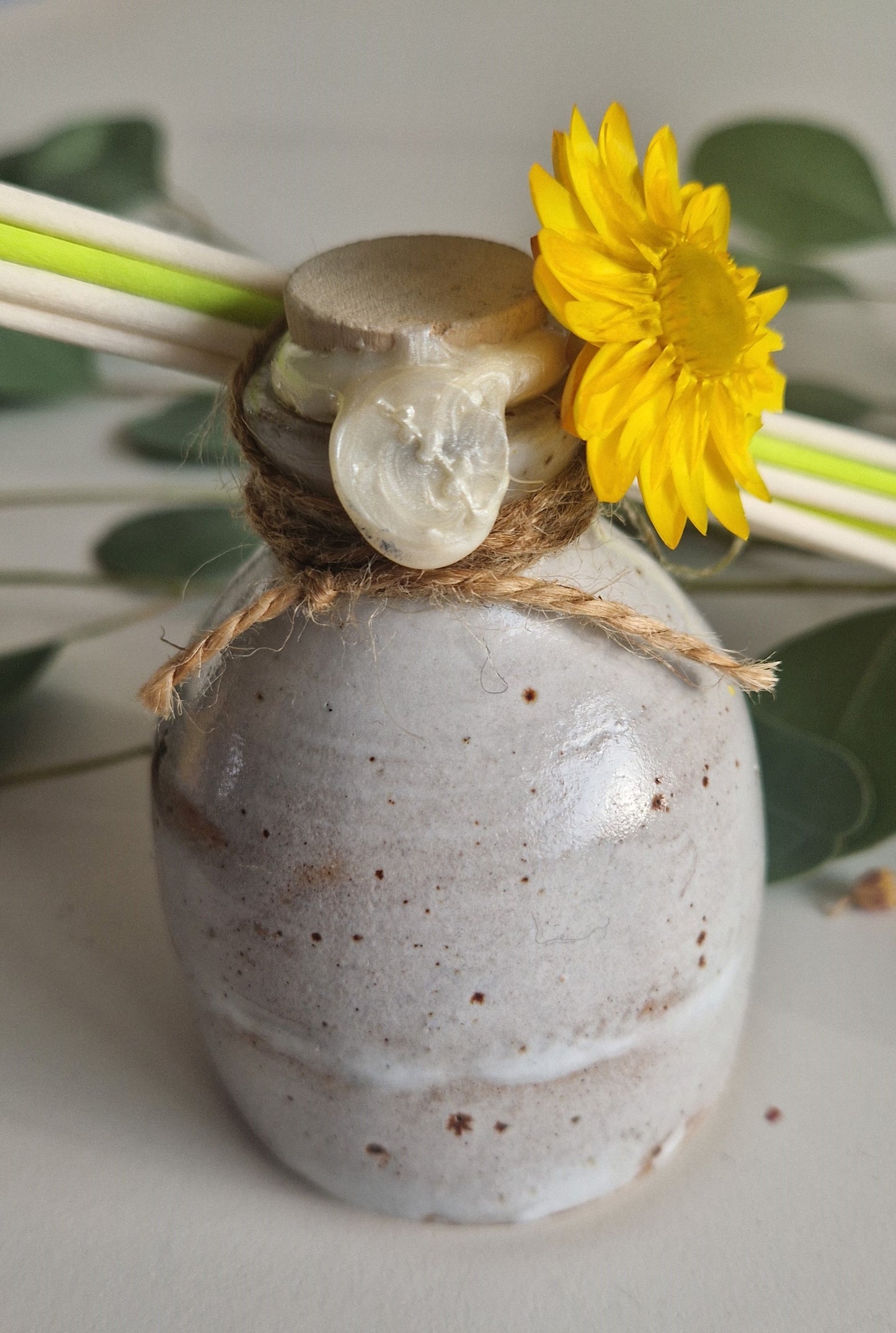 Handgedraaide, kleurrijke kruikjes gevuld met etherische oliën: fresh Rozemarijn