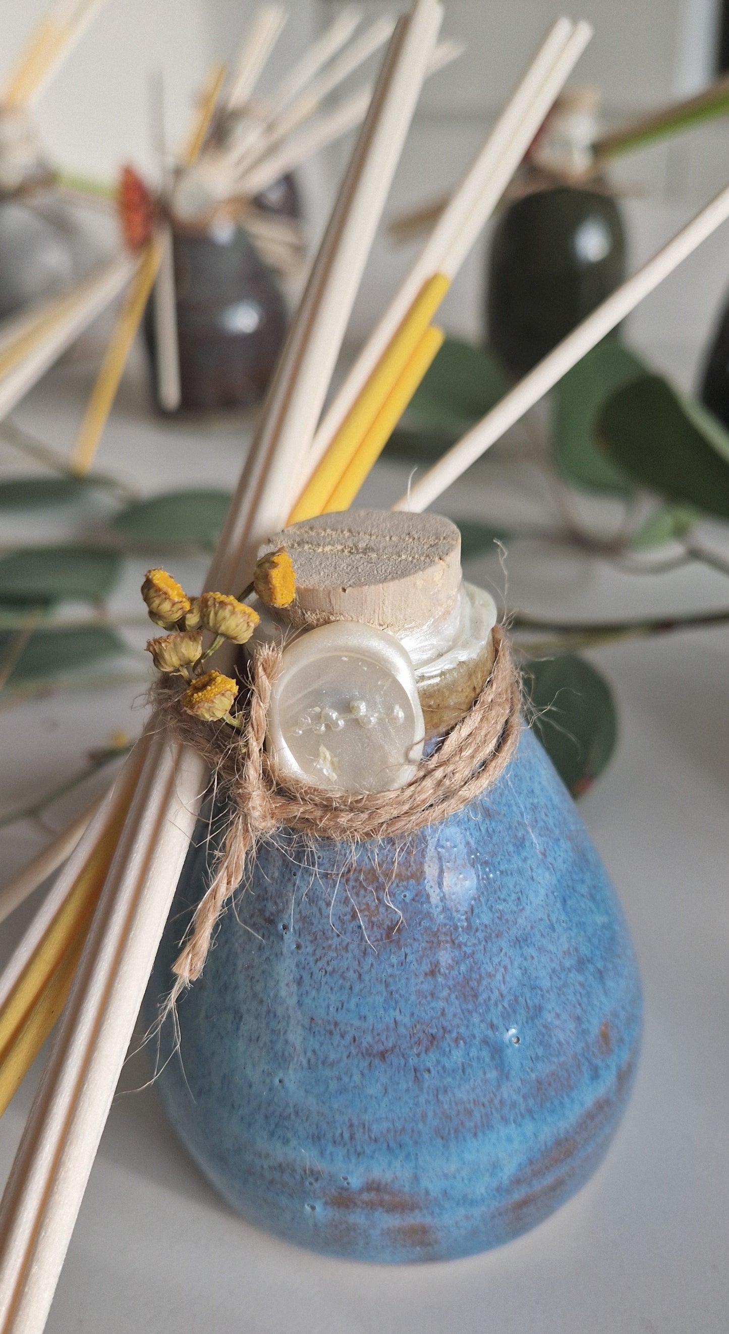 Handgedraaide, kleurrijke kruikjes gevuld met etherische oliën: Sweet Orange