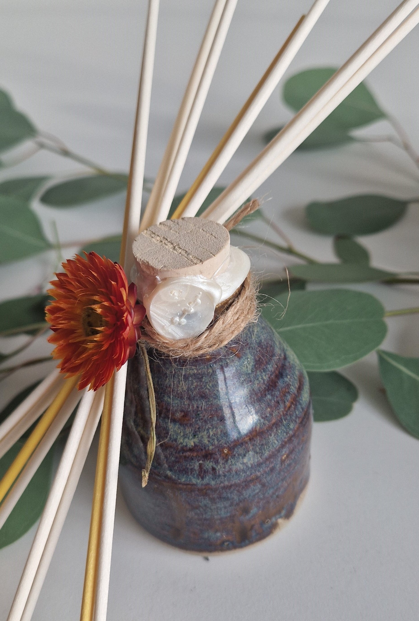 Handgedraaide, kleurrijke kruikjes gevuld met etherische oliën: Sweet Orange