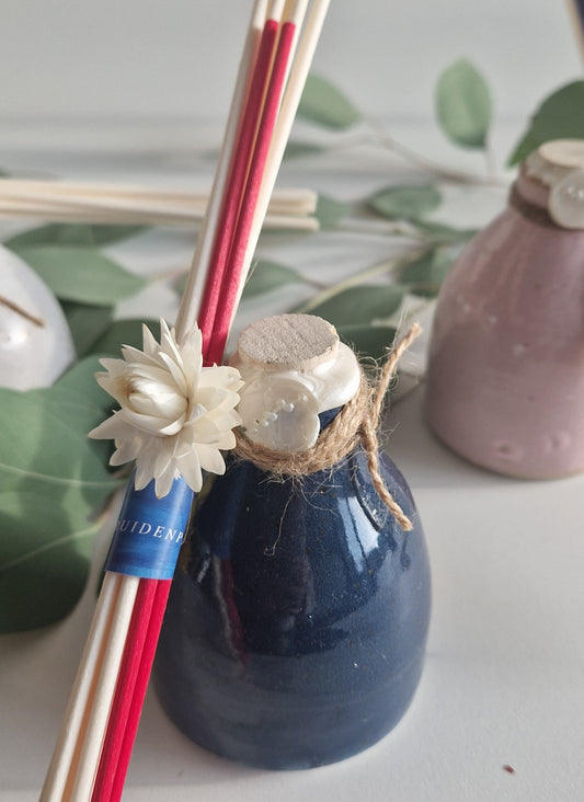 Handgedraaide, kleurrijke kruikjes gevuld met etherische oliën: Magic Rose