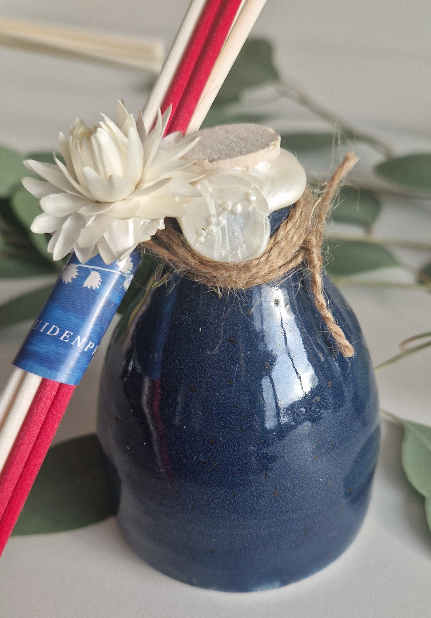 Handgedraaide, kleurrijke kruikjes gevuld met etherische oliën: Magic Rose