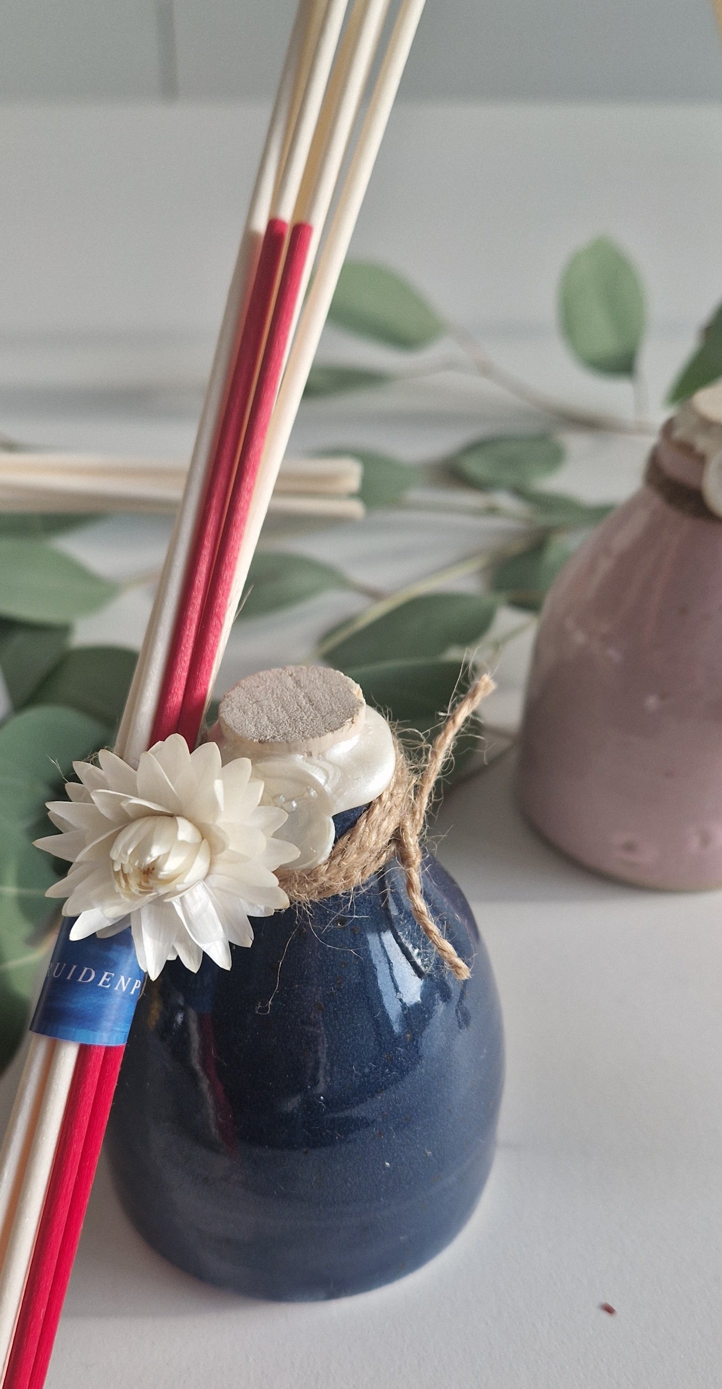 Handgedraaide, kleurrijke kruikjes gevuld met etherische oliën: Magic Rose