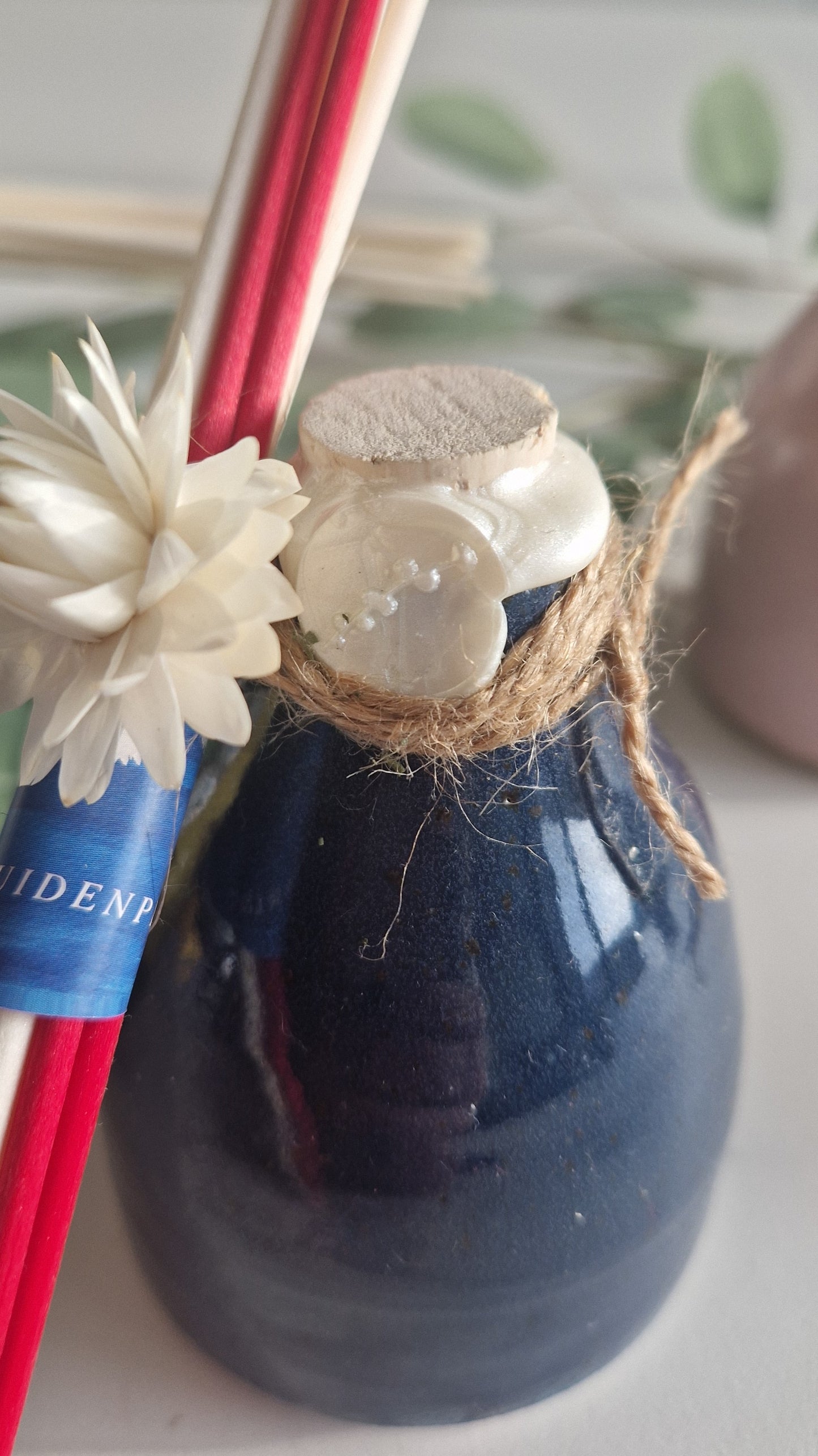 Handgedraaide, kleurrijke kruikjes gevuld met etherische oliën: Magic Rose