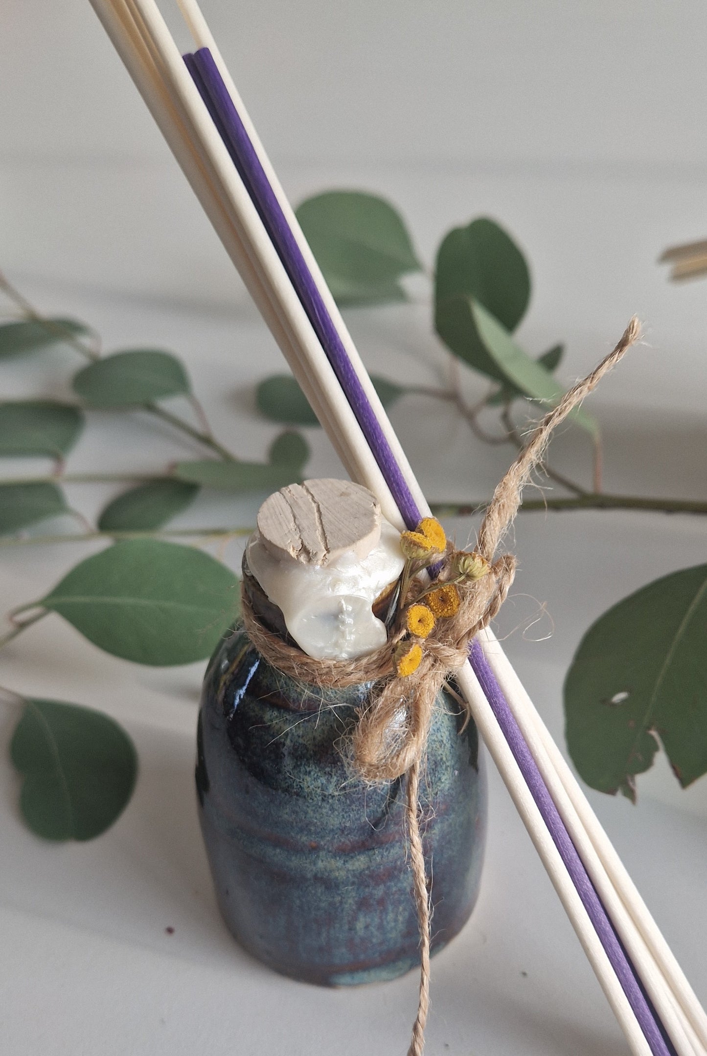 Handgedraaide, kleurrijke kruikjes gevuld met etherische oliën: Christmas