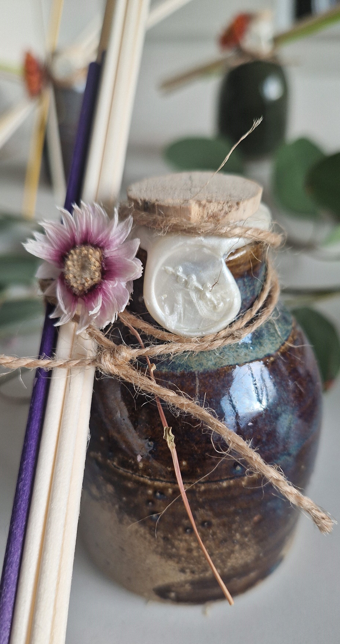 Handgedraaide, kleurrijke kruikjes gevuld met etherische oliën: Christmas