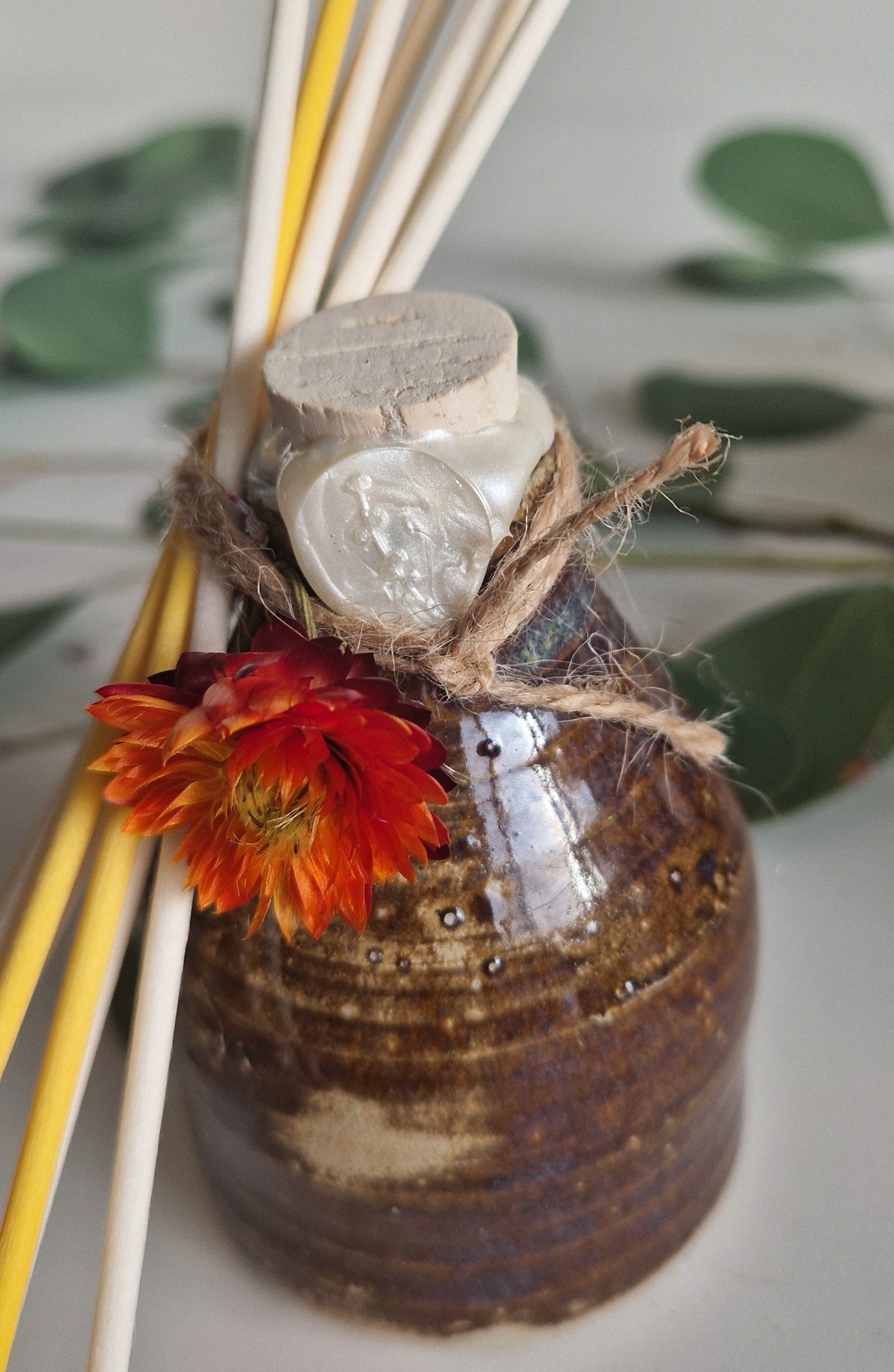 Handgedraaide, kleurrijke kruikjes gevuld met etherische oliën: Sweet Orange