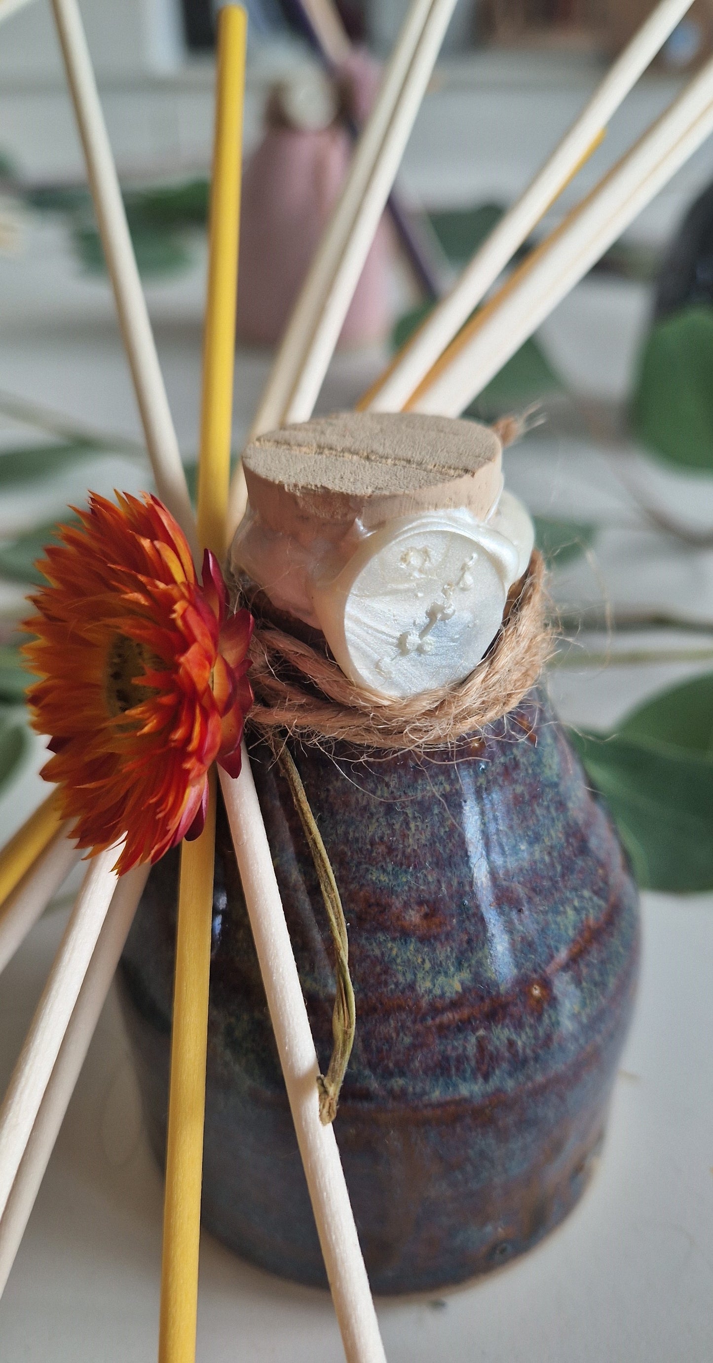 Handgedraaide, kleurrijke kruikjes gevuld met etherische oliën: Sweet Orange