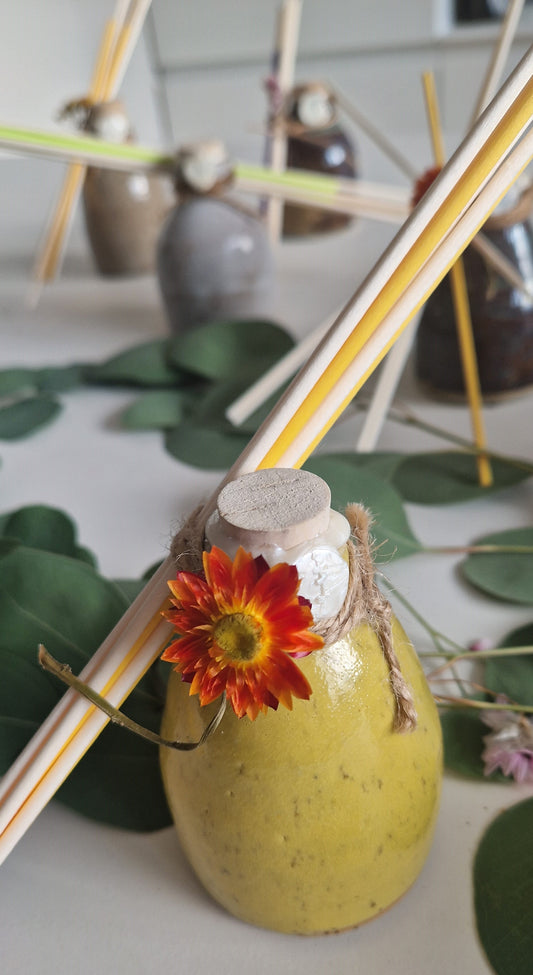 Handgedraaide, kleurrijke kruikjes gevuld met etherische oliën: Sweet Orange