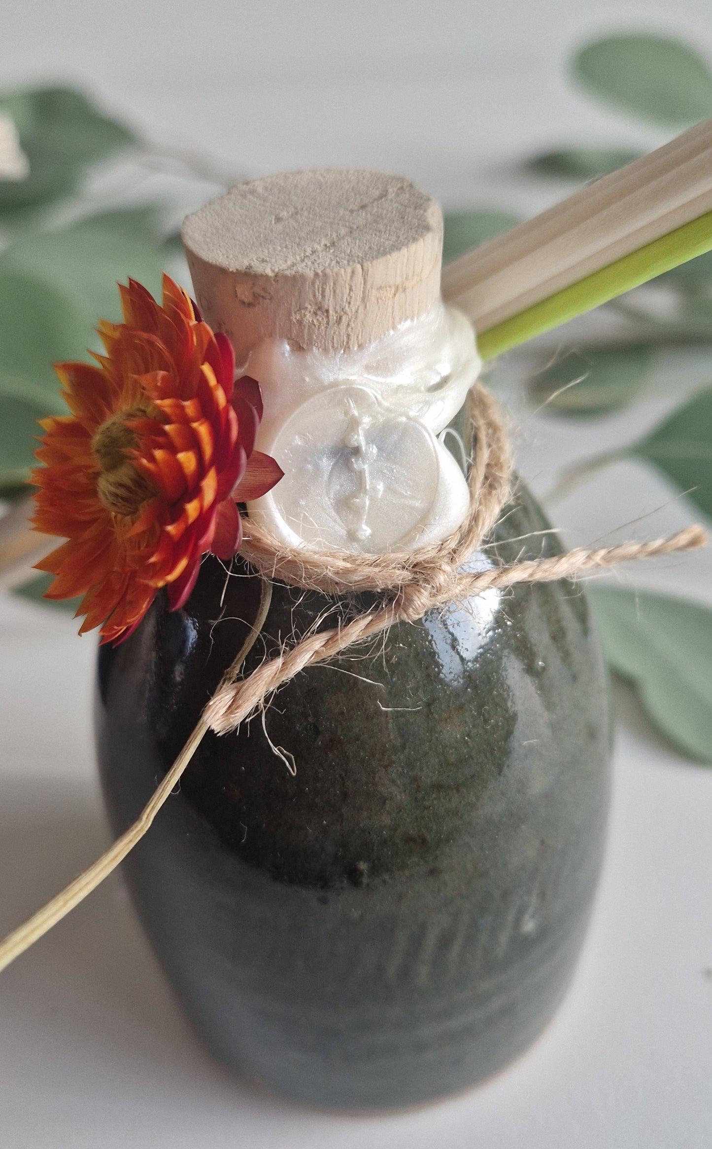 Handgedraaide, kleurrijke kruikjes gevuld met etherische oliën: fresh Rozemarijn